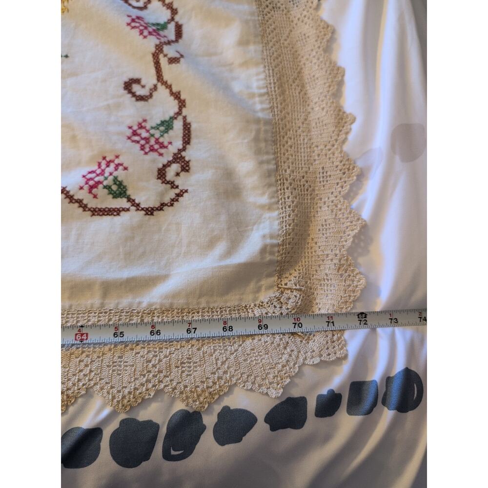 VINTAGE HAND EMBROIDERED Cross Stitched Crochet With Lace Bed Spread Cover - Picture 5 of 7